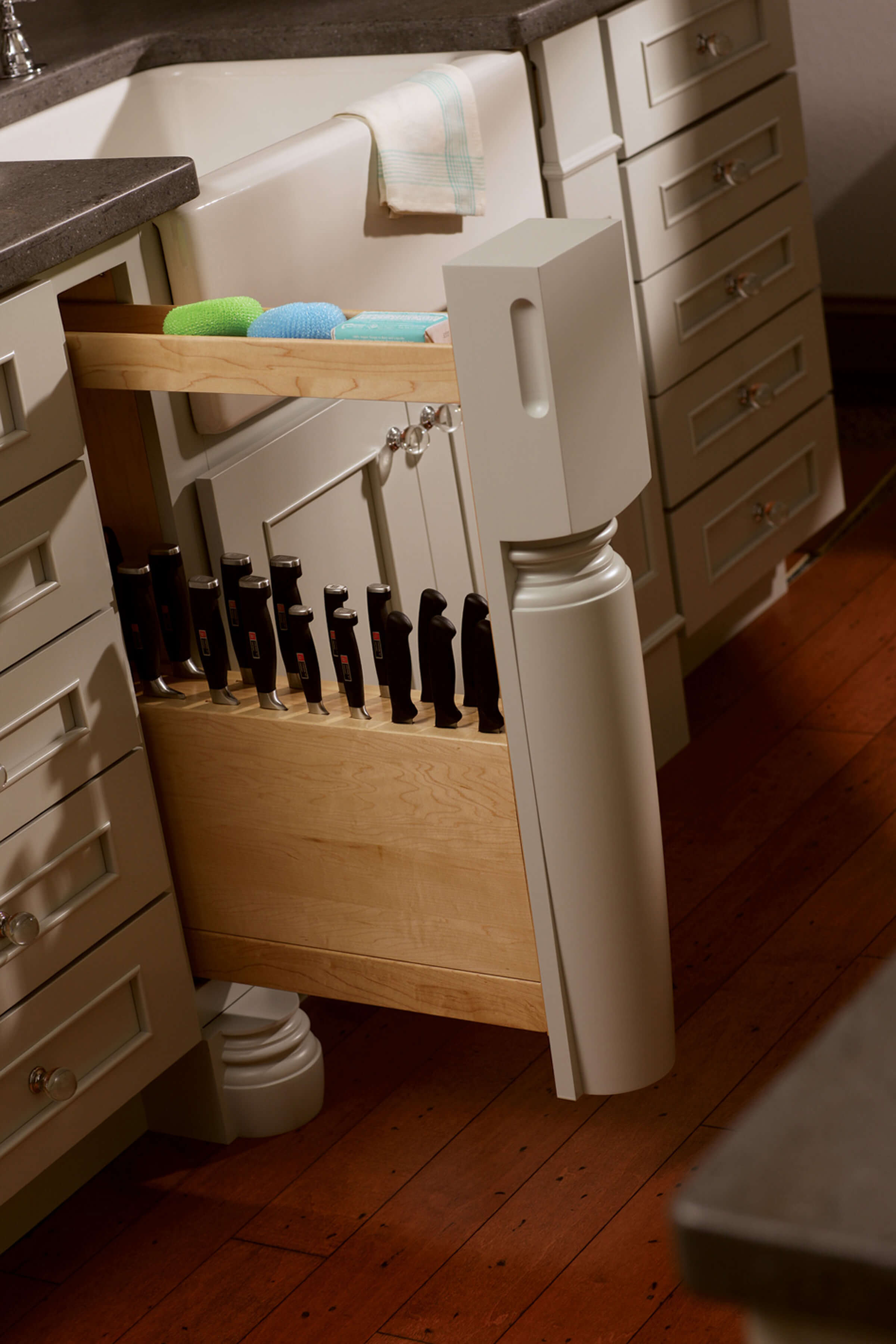 Dura Supreme's Pull-Out Slotted Knife Block with a turned post.