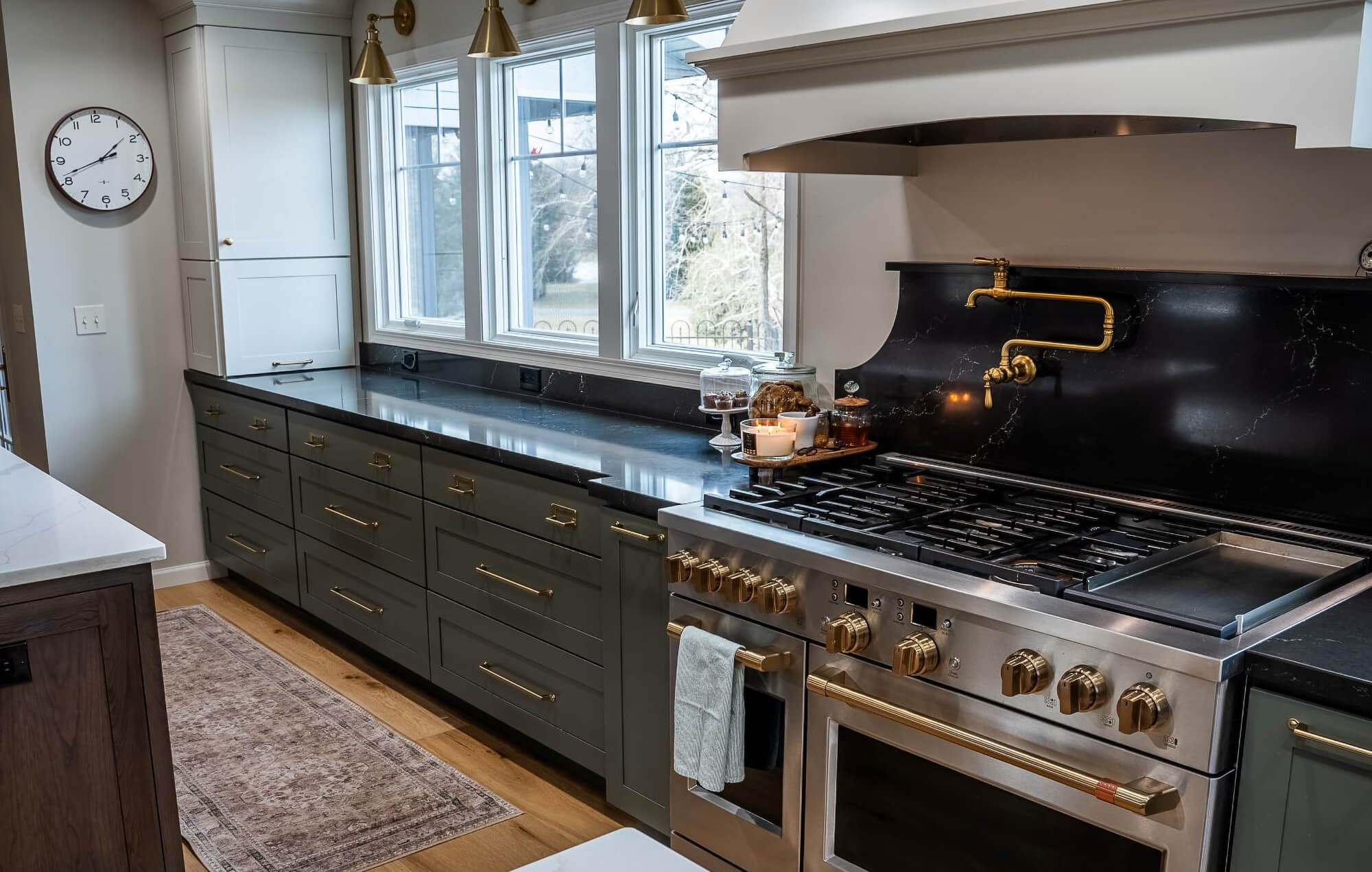 A beautiful kitchen that is easy to decorate year round.